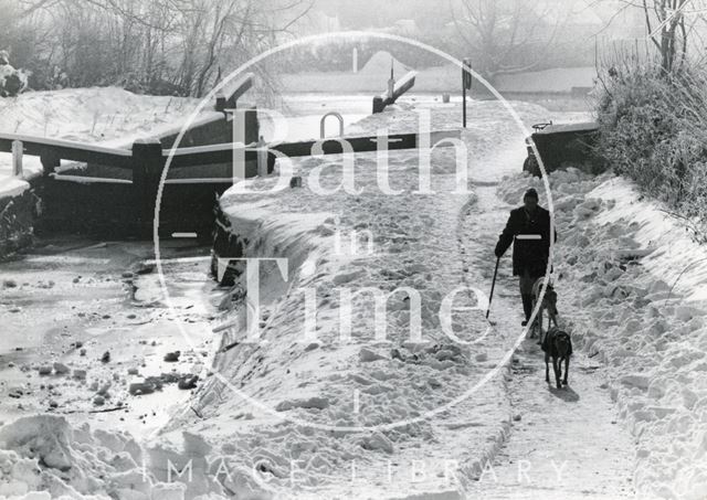 Walking along the towpath at Widcombe, Bath 1982