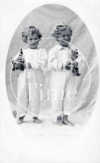 The photographers twin boys aged 3 1914