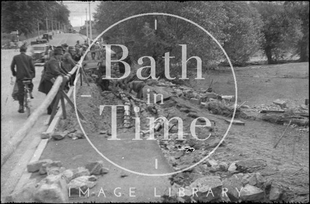 Relaying pipes, London Road, Lambridge, Bath 1932