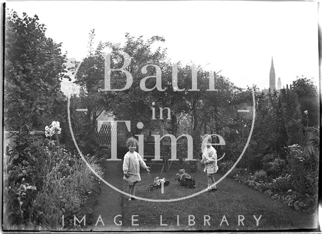 The back garden of 32, Sydney Buildings, Bath c.1915