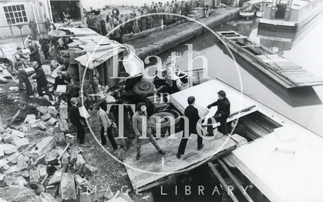 A human chain emptying the contents of the crashed lorry, Bath 1984