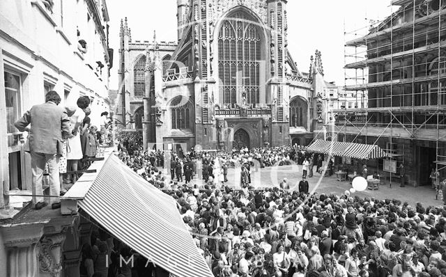 Getting a good vantage point above Abbey Church Yard, Bath to see the Queen