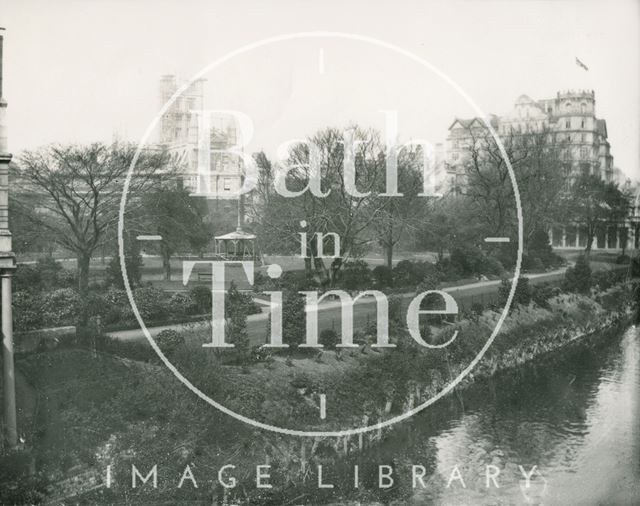 Parade Gardens with the Abbey in scaffold, Bath c.1906