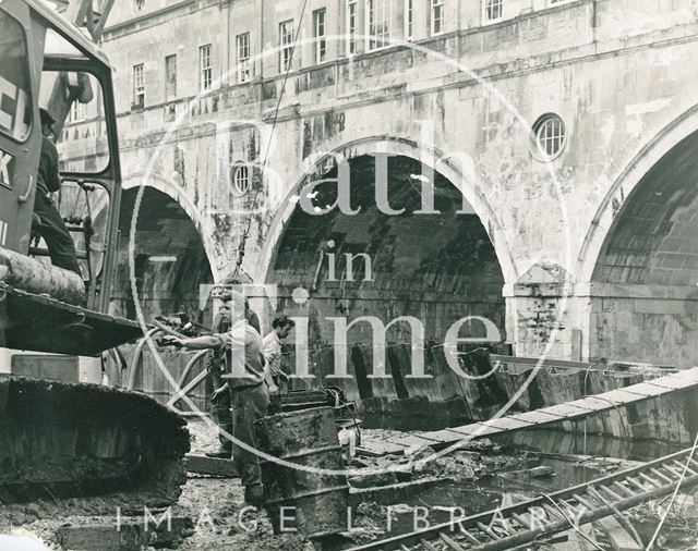 Building the new flood defences at Pulteney Bridge, Bath 1971