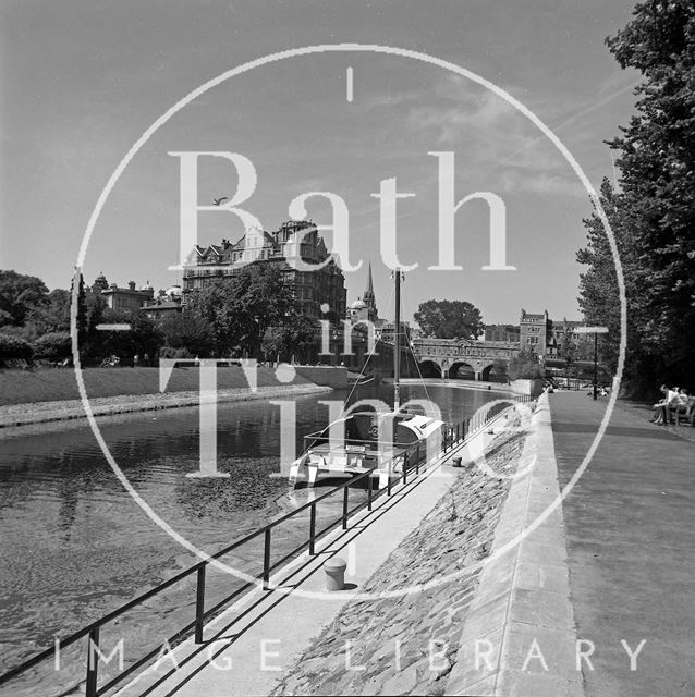 The river and weir at Pulteney Bridge with the Empire Hotel, Bath to the left c.1977