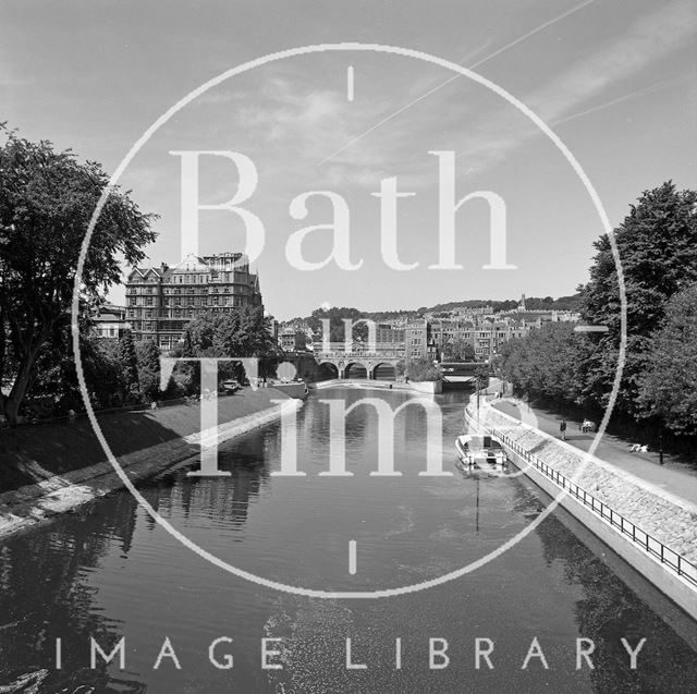 The river and weir at Pulteney Bridge with the Empire Hotel, Bath to the left c.1977