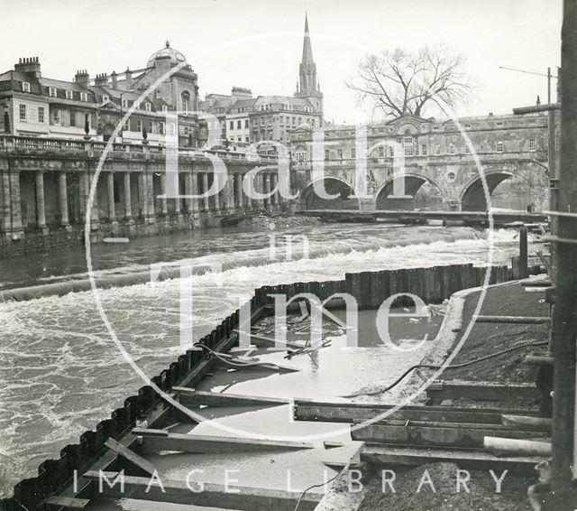 Construction of the new Pulteney Weir compromised by flooding, Bath 1971