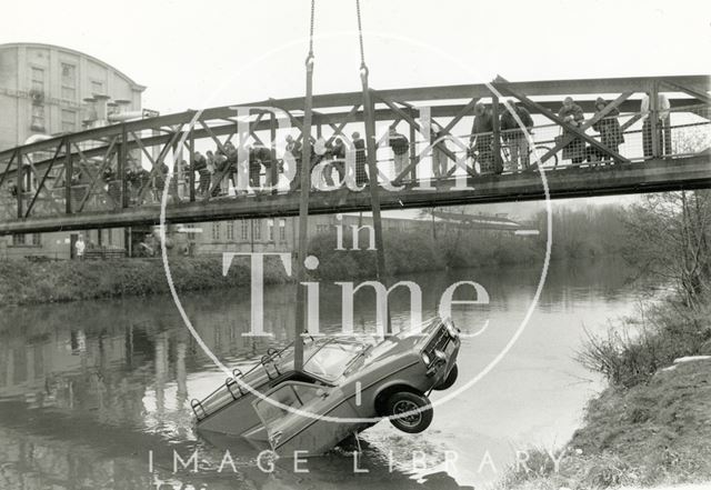 A van is removed from the River Avon at Twerton, Bath 1991