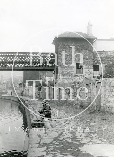 The Halfpenny Bridge and toll house, Bath 1965