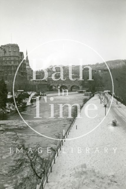 The old weir at Pulteney Bridge in 1960