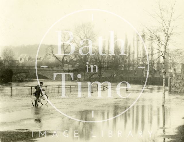 Looking towards North Parade Bridge from Ferry Lane, Dolemeads, Bath during the floods 1954