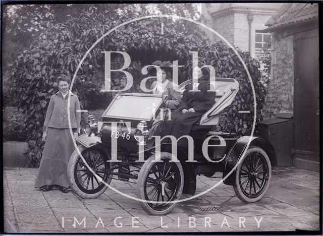 Suffragettes Mary Blathwayt, Annie Kenney and Margaret Hewitt with the car Bodo, Batheaston c.1910