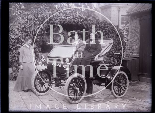 Suffragettes Mary Blathwayt, Annie Kenney and Margaret Hewitt with the car Bodo, Batheaston c.1910